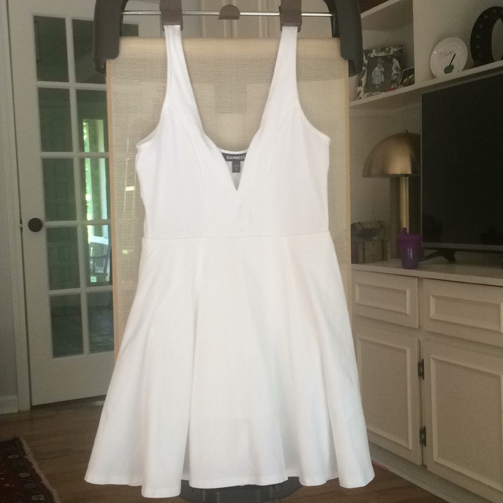White Deep V-Wire Fit And Flare Skort Dress Small